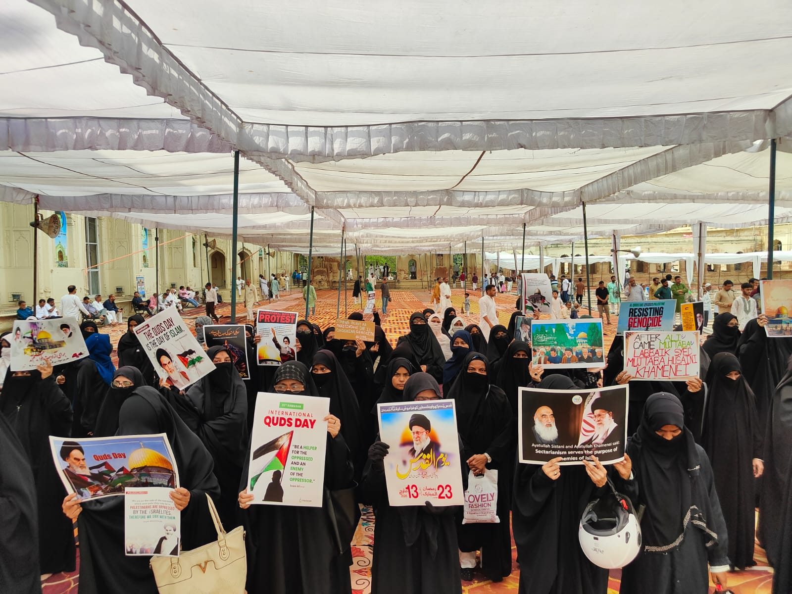 लखनऊ में अलविदा की नमाज के बाद विरोध प्रदर्शन, पैरों से कुचले अमेरिका-इजराइल के झंडे