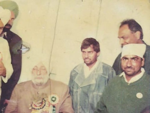 पंजाब के दिवंगत मुख्यमंत्री बेअंत सिंह के साथ खड़े बलविंदर 'बालू' (फाइल फोटो) - Dainik Bhaskar