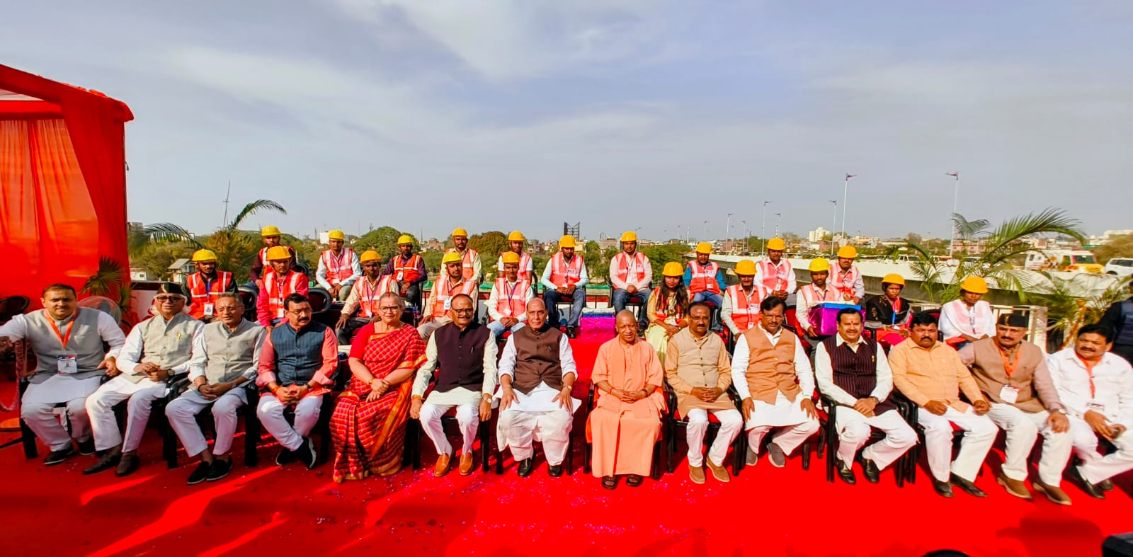 ग्रीन कॉरिडोर के फेज-2 का निर्माण रिकार्ड समय में पूरा हुआ है। राजनाथ सिंह ने निर्माण कार्य में लगे श्रमिकों को सम्मानित किया।