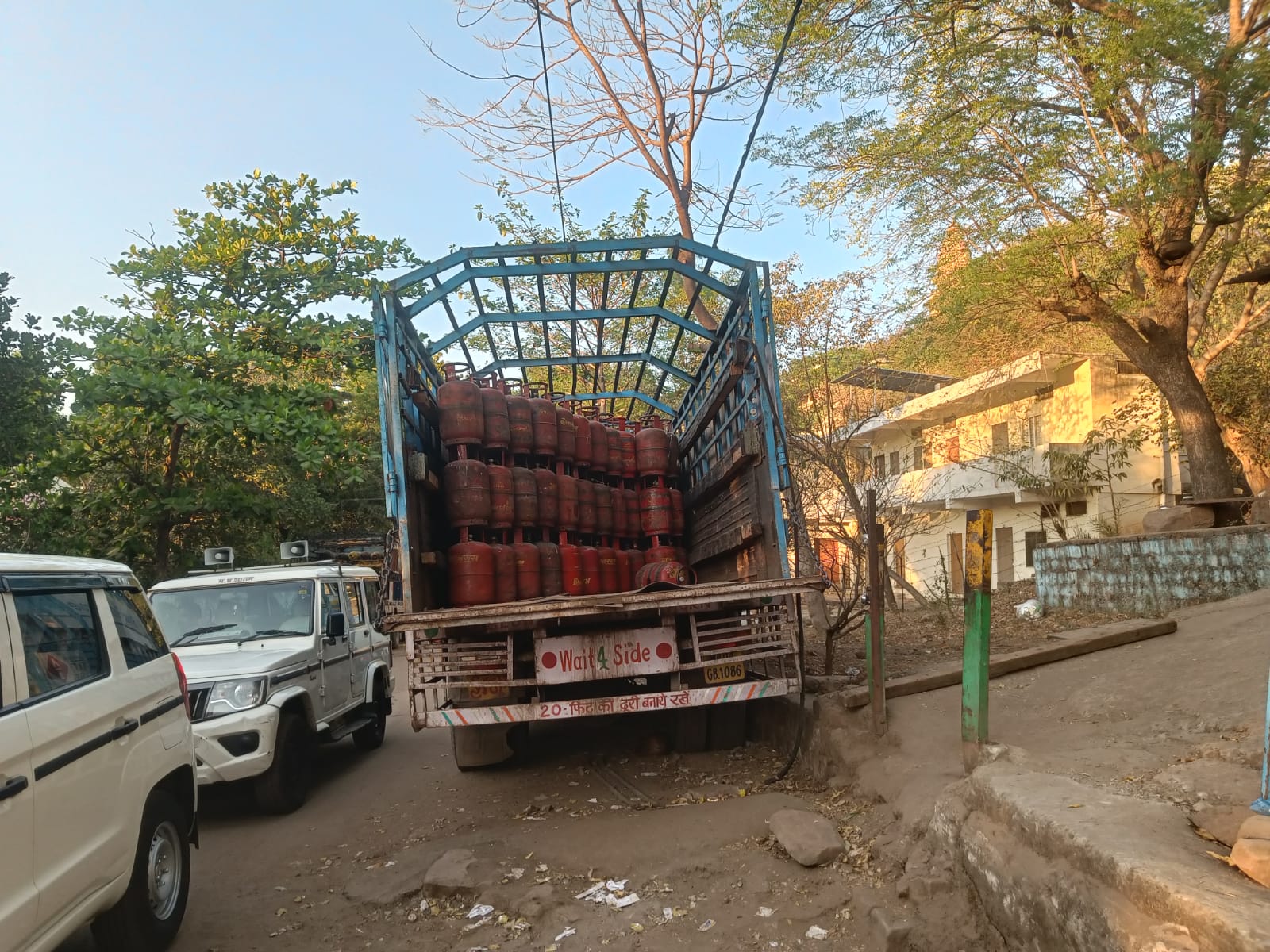 प्रशासन ने तीन ट्रकों से 600 से ज्यादा सिलेंडरों को जब्त किया गया है।