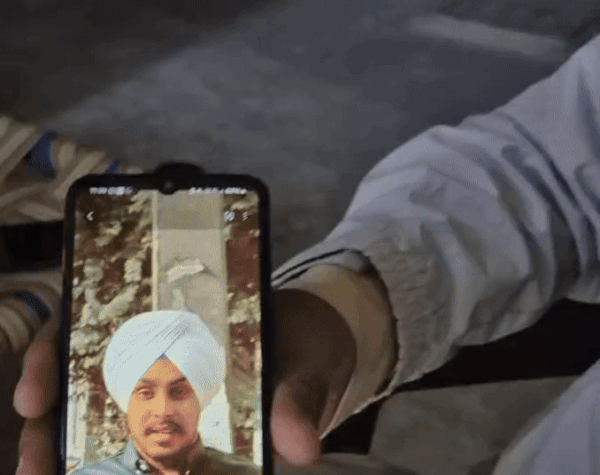 पिता चरणजीत सिंह अपने बेटे की फोटो देखते हुए। फाइल फोटो