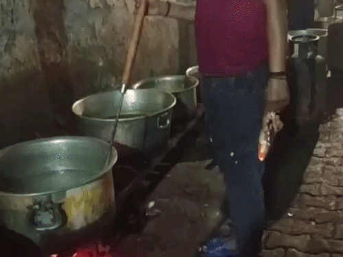 पानीपत में लकड़ियों के सहारे खाना बनाता हुआ कारीगर।