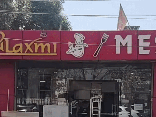 मैस में खाना खाते स्टूडेंट्स।