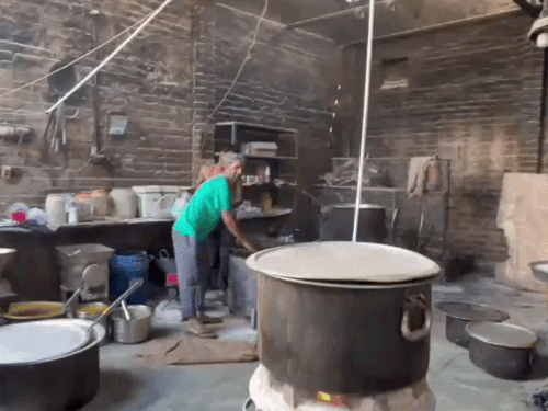 हॉस्टल संचालक और मैस संचालक बच्चों को खाने की कमी न आए। इसको लेकर डीजल भट्टी, कोयले और लकड़ियों से चूल्हे जलाकर खाना पका रहे हैं।