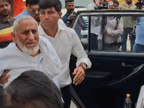 विधायक मोहम्मद इलियास हुड्डा आवास से निकलकर डायलिसिस कराने गए।