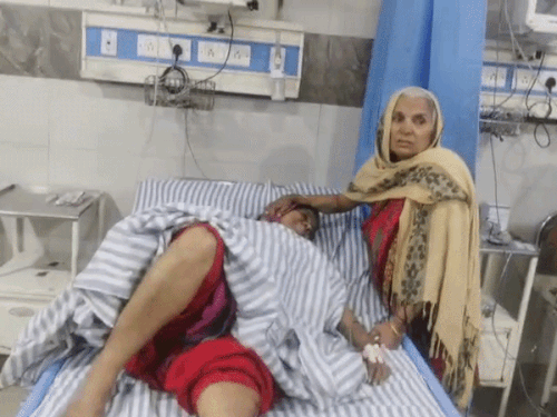 गगन की मां अस्पताल में भर्ती है। उनके पैर के पंजे में फ्रैक्चर है।