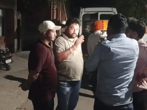 हादसे के बाद मौके पर पहुंचे लोग।