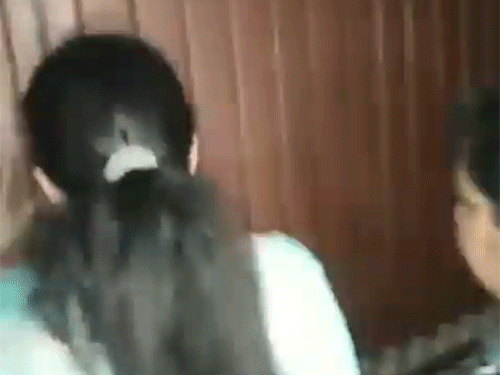 प्रदर्शन के दौरान परिजन ने बहुत देर तक स्कूल का गेट पीटा। इसके बाद पुलिस ने इसे खुलवाया।