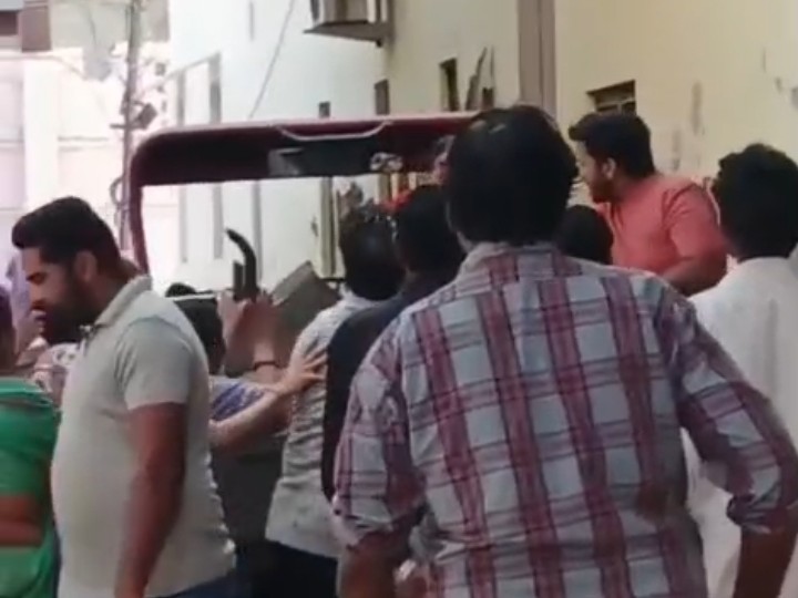 नगरपालिका के कर्मचारी वार्ड नंबर 8 में रास्ते पर किए गए अतिक्रमण को हटाने के लिए पहुंचे थे।