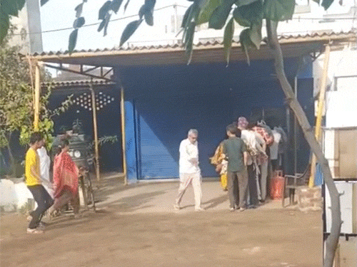 फतेहाबाद के टोहाना में गैस एजेंसी खुलने से पहले ही लाइन में लगने के लिए दौड़े लोग।