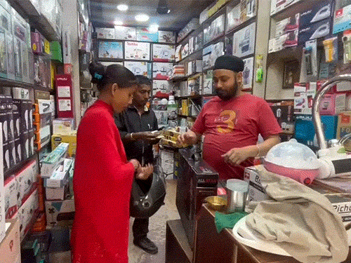 लुधियाना में सिलेंडर न मिलने पर महिला इंडक्शन चूल्हा खरीदने पहुंची।