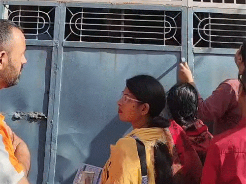 जालंधर में मिलाप चौक पर गैस एजेंसी के सामने लोग एजेंसी खुलने से पहले ही पहुंच गए।