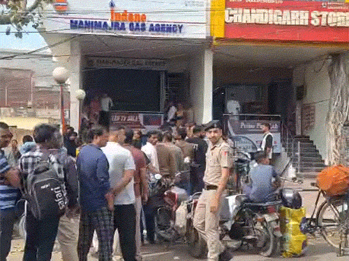 चंडीगढ़ के मनीमाजरा में गैस एजेंसी के बाहर लगी लंबी लाइन लगी। यहां पुलिस की निगरानी में सिलेंडर मिल रहे हैं।