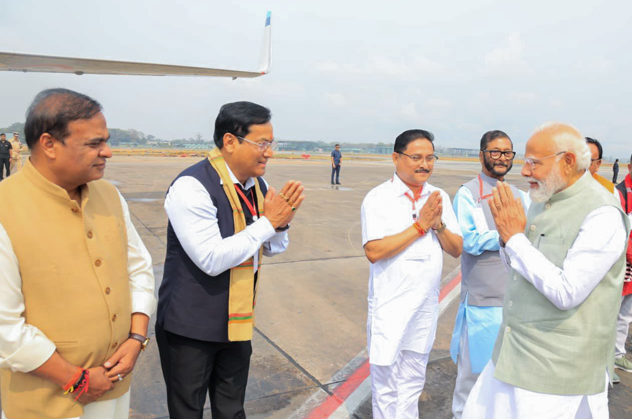 एयरपोर्ट पर केंद्रीय मंत्री सर्बानंद सोनोवाल, दरांग-उदलगुरी सांसद दिलीप सैकिया भी मौजूद थे।
