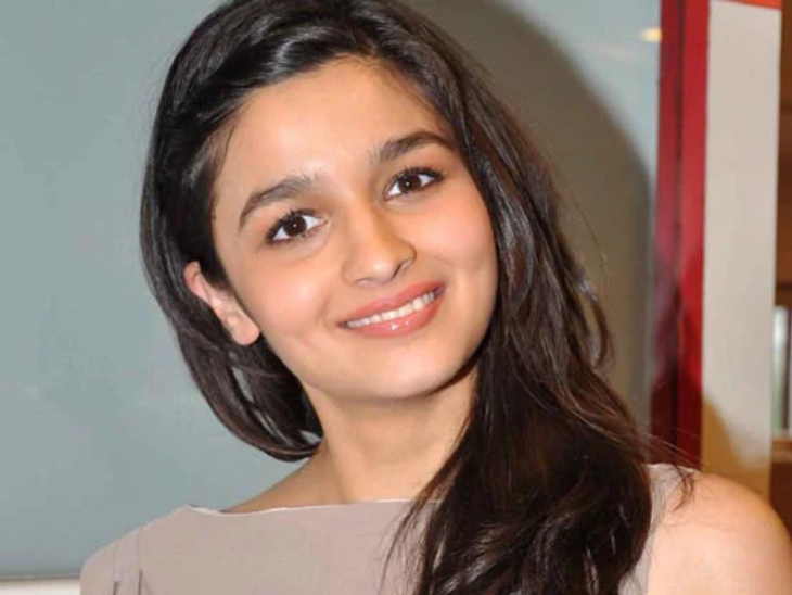 आलिया ने मुंबई के जुहू स्थित जमनाबाई नरसी स्कूल में पढ़ाई की। बाद में एक्टिंग में करियर बनाने के लिए उन्होंने 12वीं कक्षा के बाद पढ़ाई छोड़ दी।