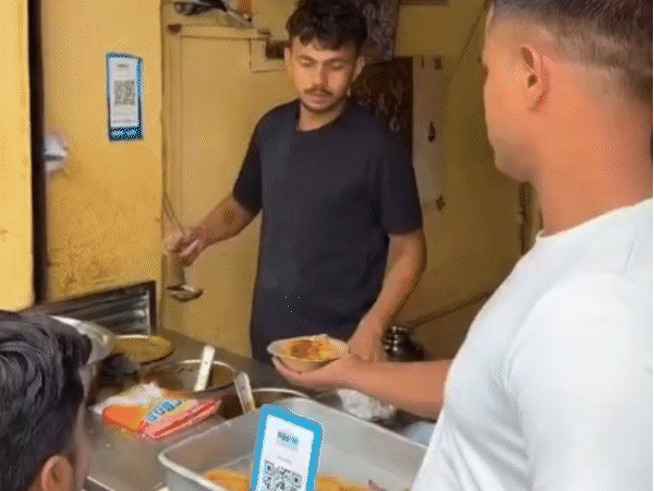 यह दुकान ग्वालियर है। पहले यहां खूब भीड़ लगती थी लेकिन अब यह बंद पड़ गई है।