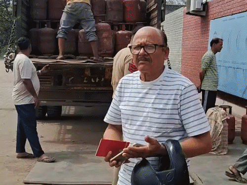 चंडीगढ़ में पुलिस की निगरानी में सिलेंडर मिल रहा है। वहीं, लुधियाना में अब भी लाइनें लगी हैं। - Dainik Bhaskar