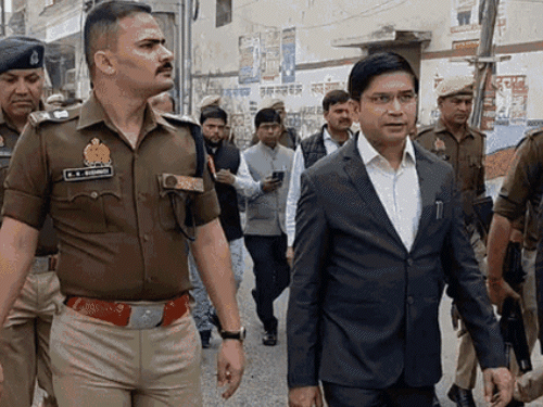 संभल डीएम राजेंद्र पेंसिया (काले कोट में) और एसपी केके विश्नोई ने हाल ही में एक साथ शहर में फ्लैग मार्च किया था। - Dainik Bhaskar