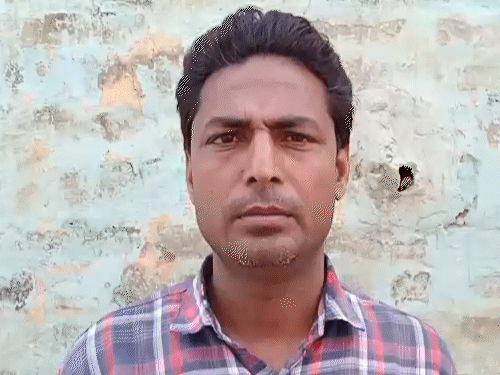 यह याचिकाकर्ता मुनाजिर खान हैं, जिनका कहना है कि मस्जिद में नमाज अदा करने से रोका जा रहा।