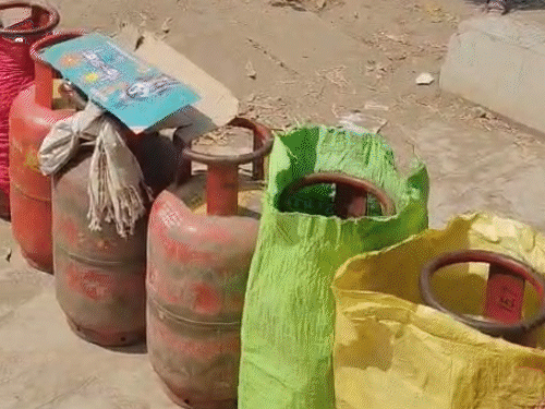 यह तस्वीर भी रायसेन की है। खाली सिलेंडर की लंबी कतारें लगा दी गई।