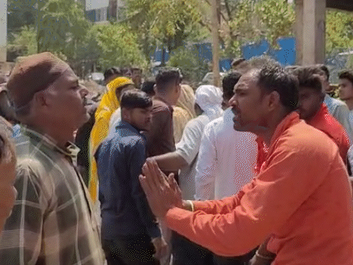 सिलेंडर लेने के दौरान अब लोगों में विवाद हो रहे है।