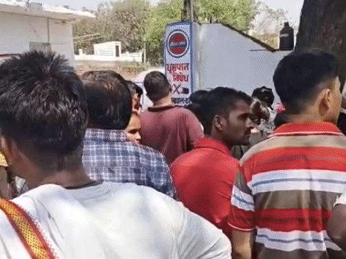 लोग सीधे ट्रकों से ही सिलेंडर ले रहे है।