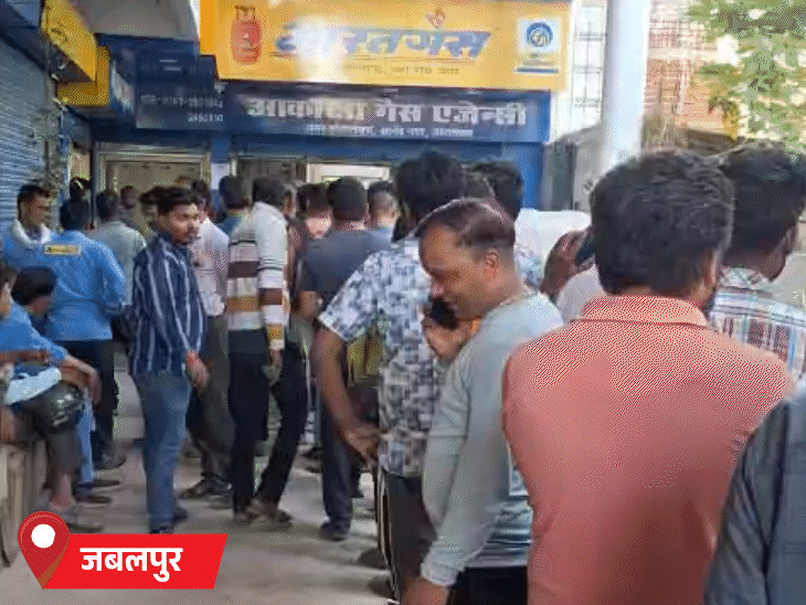 जबलपुर में गैस एजेंसी के बाहर लोगों की भीड़ इकट्ठा हो गई है।