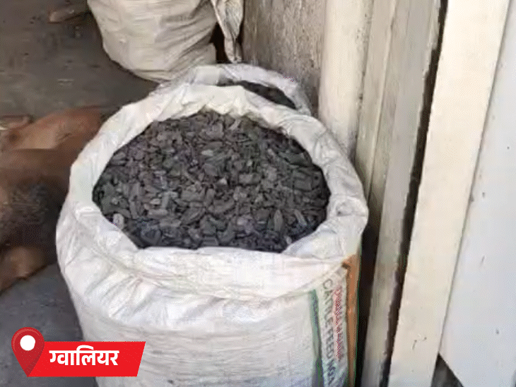 ग्वालियर में लोग अब कोयला-लकड़ी खरीद रहे है।