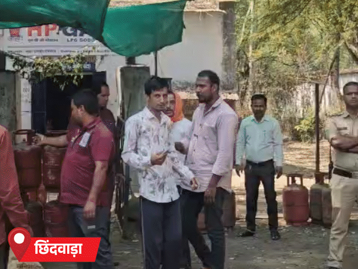 छिंदवाड़ा में तो चूल्हे पर खाना बनाया जा रहा है।