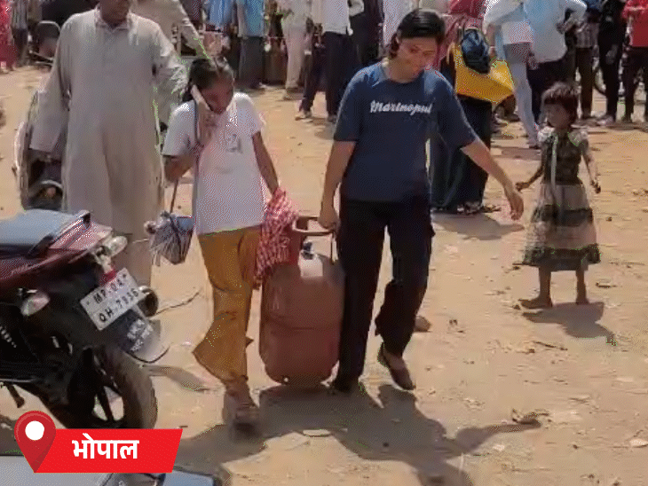 भोपाल में बच्चे- बुजुर्ग हर उम्र के लोग सिलेंडर लेने पहुंच रहे है।