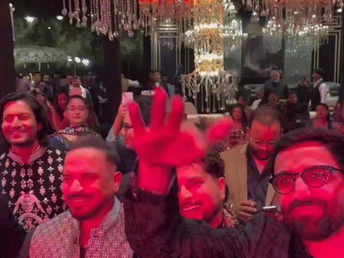 कॉकटेल पार्टी में डांस करते क्रिकेटर्स।