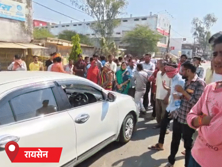 रायसेन में लोगों ने हंगामा किया। सड़क पर वाहनों को रोक लिया।