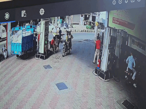 दुकान पर फायरिंग करने वाले बदमाश पेट्रोल पंप पर लगे सीसीटीवी कैमरे में कैद हो गए।