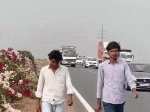 हाईवे के किनारे रील बनवाते दोनों युवक।