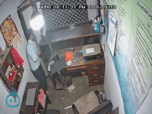 बदमाशों को भगाता दुकानदार।