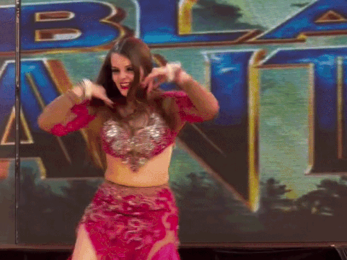 कार्यक्रम के दौरान स्टेज पर डांस करती कलाकार।