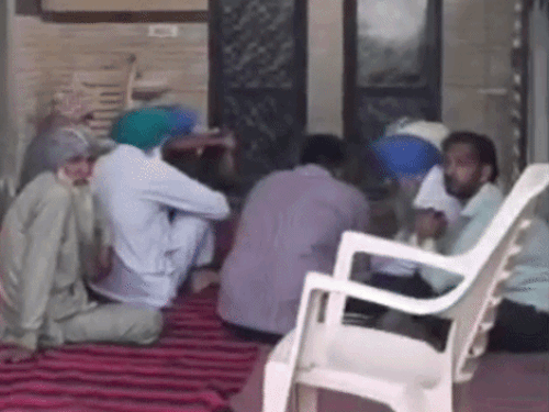 दविंदर सिंह के घर पर शोक जताने पहुंचे लोग।