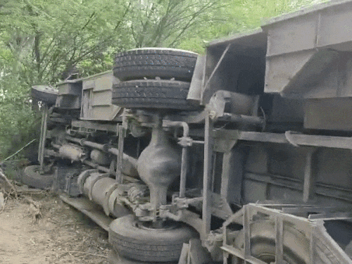 उचाना में पलटी हरियाणा रोडवेज की बस।