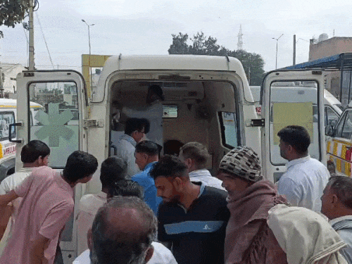 पुलिस के साथ घायलों को अस्पताल ले जाते हुए स्थानीय लोग।