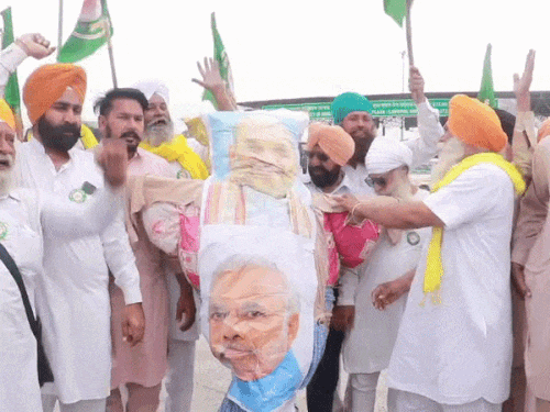 लाडोवाल टोल प्लाजा पर सरकार के खिलाफ नारेबाजी करते किसान।