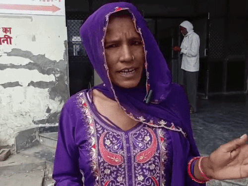 महिला यात्री प्रवीण डूमरखां ने बताया कि बस काफी रफ्तार में थी और ड्राइवर वीडियो कॉल पर मस्त था।