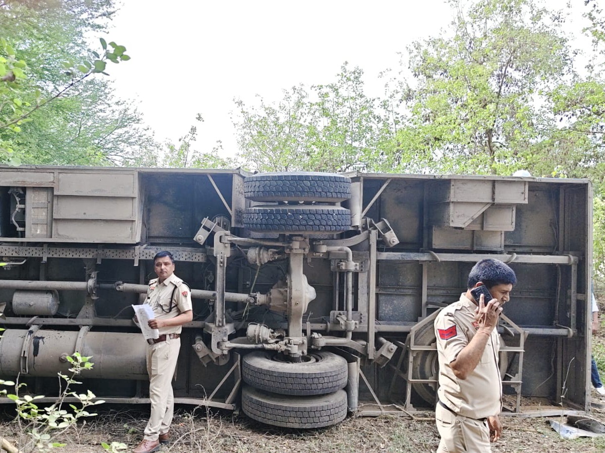 बस पलटने की जानकारी मिलने के बाद मौके पर पहुंची पुलिस।