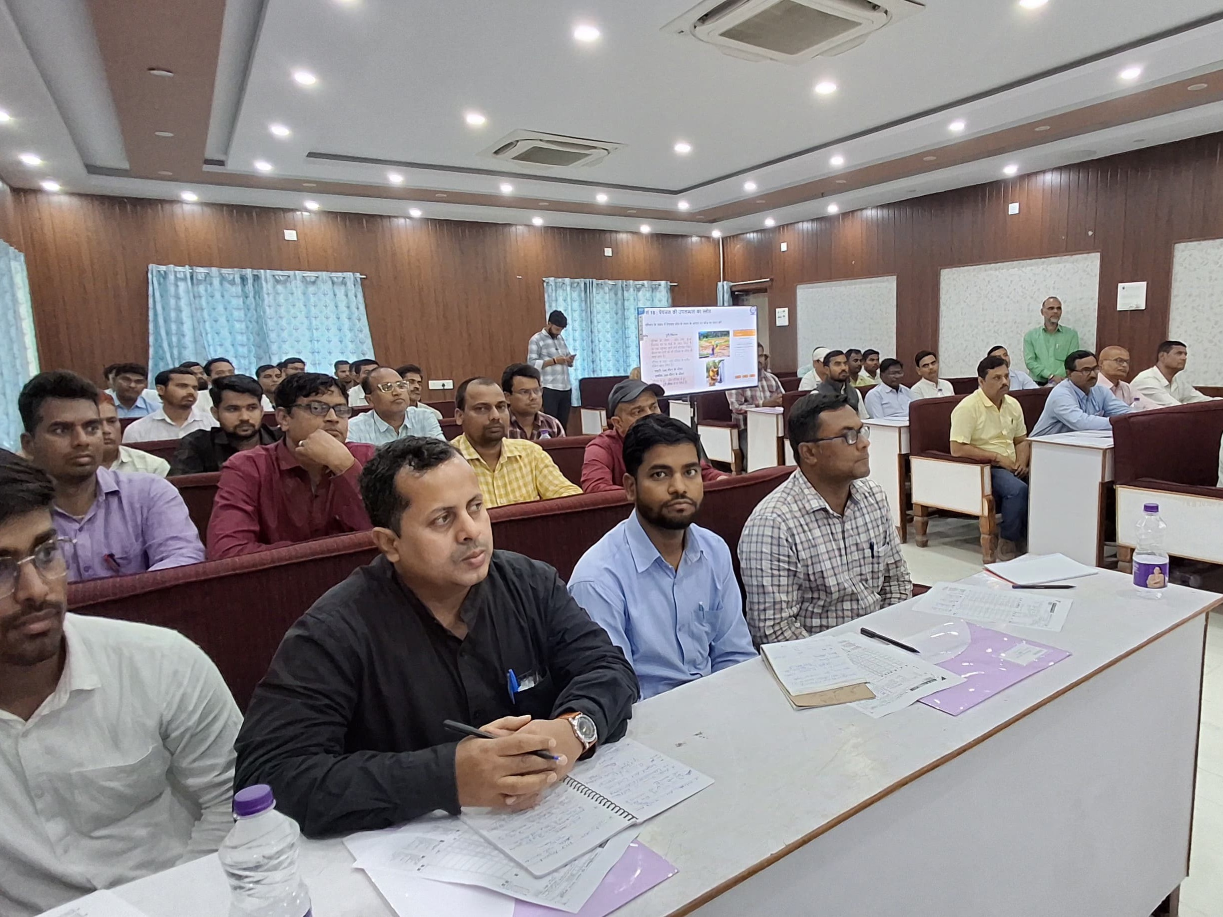 कार्यक्रम में मौजूद पदाधिकारी।