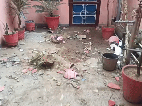 युवक पर घर में घुसकर तोड़-फोड़ करने का आरोप लगा है।