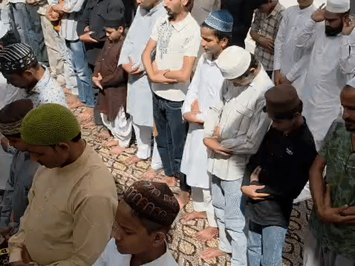 याचिकाकर्ता का कहना है कि रमजान में बड़ी संख्या में नमाजी मस्जिद में आते हैं। ऐसे में नमाजियों का संख्या सीमित करने का फैसला ठीक नहीं है।