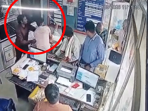 आरोपी युवक डिलीवरी बॉय को लात-घूंसों से पीटता रहा।