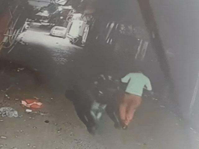 CCTV फुटेज में चोरी के बाद दो संदिग्ध नजर आए थे जिसके आधार पर पुलिस ने तलाश शुरू की। - Dainik Bhaskar