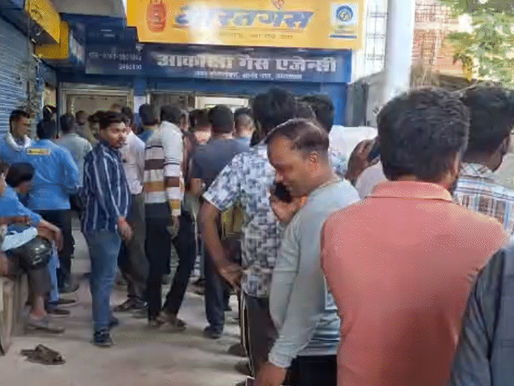 गैस एजेंसी पर उमड़ती लोगों की भीड़।