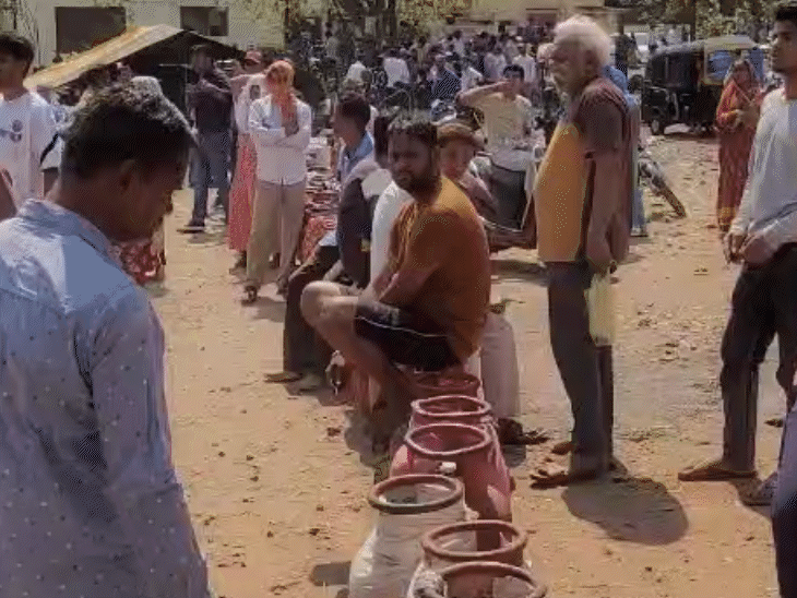 एमपी में गैस सिलेंडर लेकर लाइन में लगे लोग।