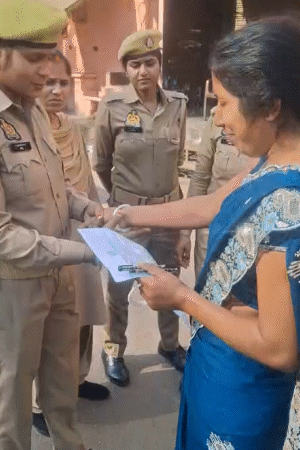 वाराणसी में परीक्षा केंद्र पर चेकिंग के दौरान महिला अभ्यर्थियों की चूड़ियां उतरवा ली गईं।